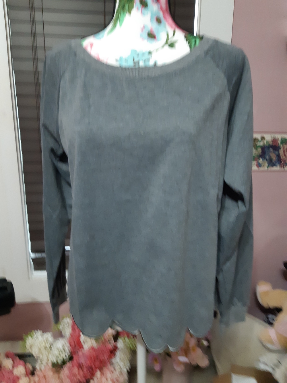 4/$20 Avenue Women's Gray Scallop-Hem Sweatshirt